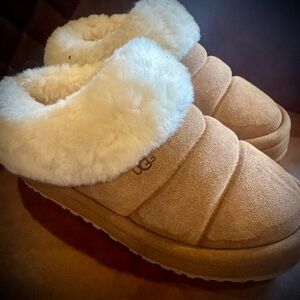 UGG Women's Cozy Tan and Cream Slippers Size 6 - Like New